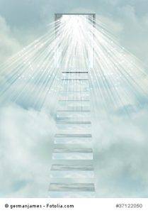 Treppe, die in den Himmel führt – offene Tür mit Lichtstrahlen als Symbol für Wandel, Erkenntnis und neuen Zeitgeist